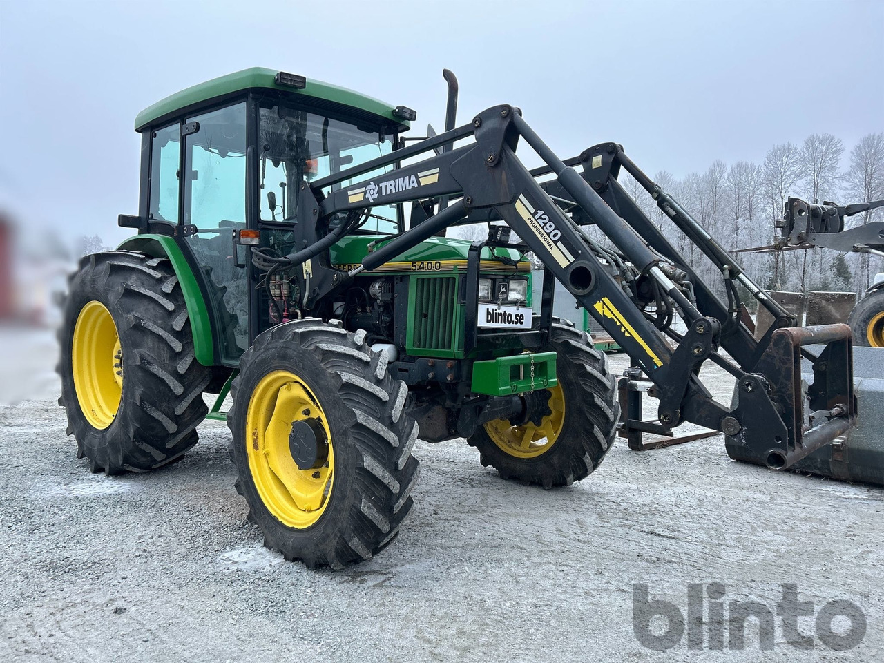 John Deere 5400 4WD med lastare och redskap - Traktor: 4 kép. John Deere 5400 4WD med lastare och redskap - Traktor: 4 kép.