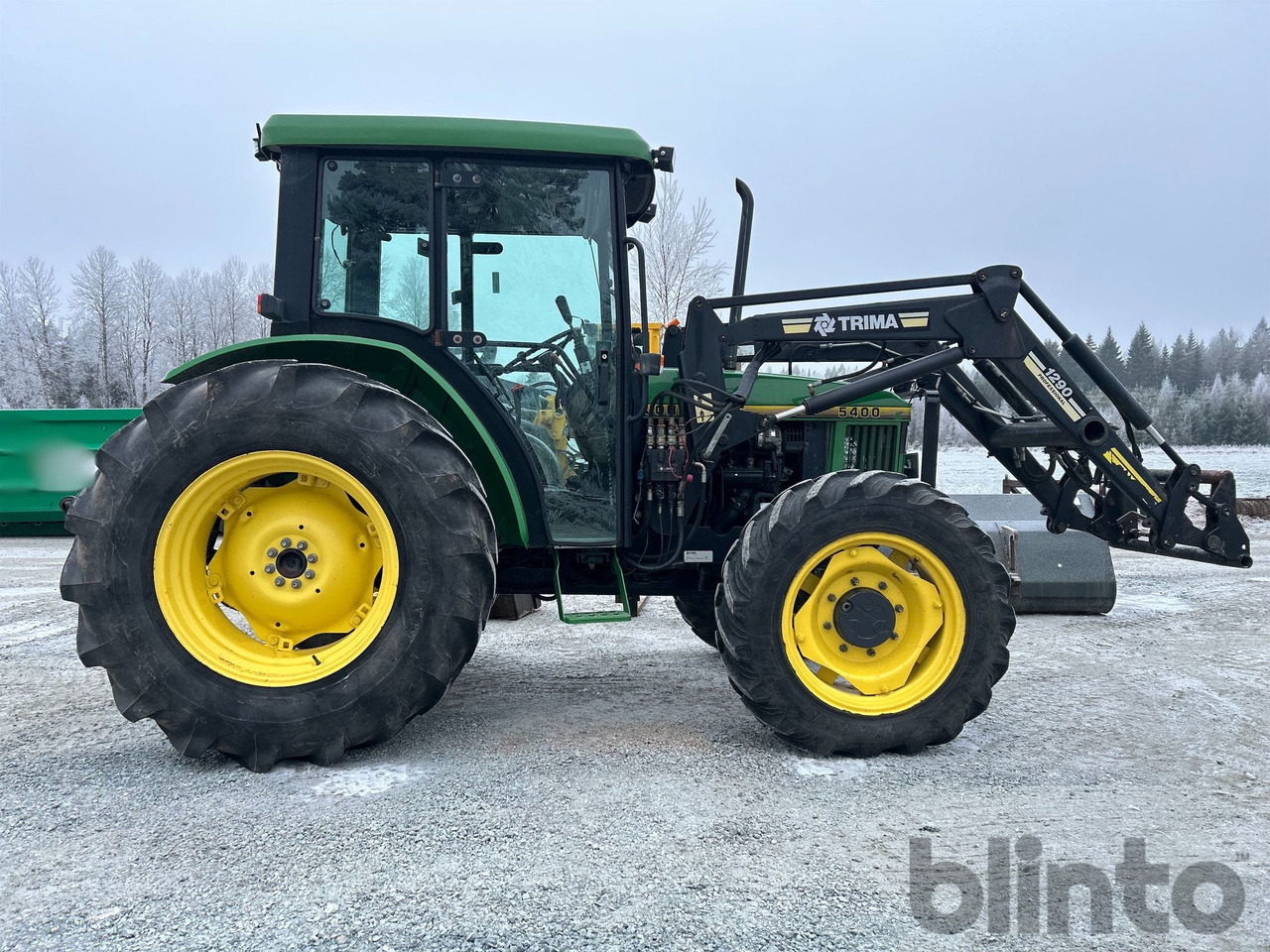 John Deere 5400 4WD med lastare och redskap - Traktor: 5 kép. John Deere 5400 4WD med lastare och redskap - Traktor: 5 kép.