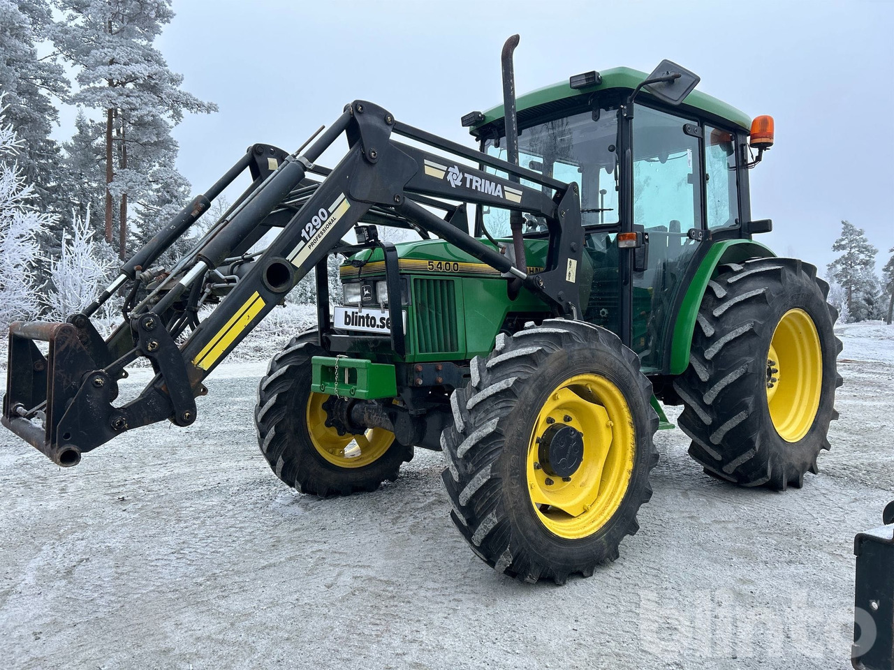 John Deere 5400 4WD med lastare och redskap - Traktor: 2 kép. John Deere 5400 4WD med lastare och redskap - Traktor: 2 kép.
