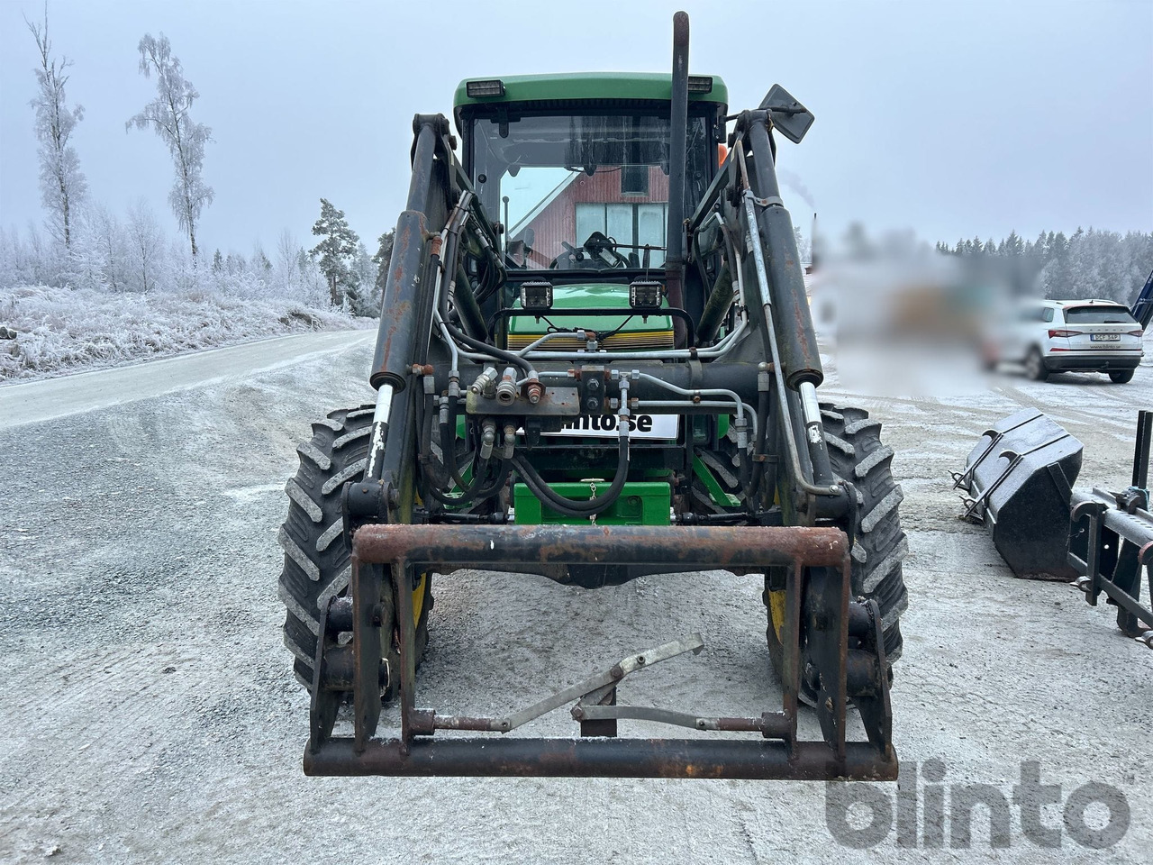 John Deere 5400 4WD med lastare och redskap - Traktor: 3 kép. John Deere 5400 4WD med lastare och redskap - Traktor: 3 kép.