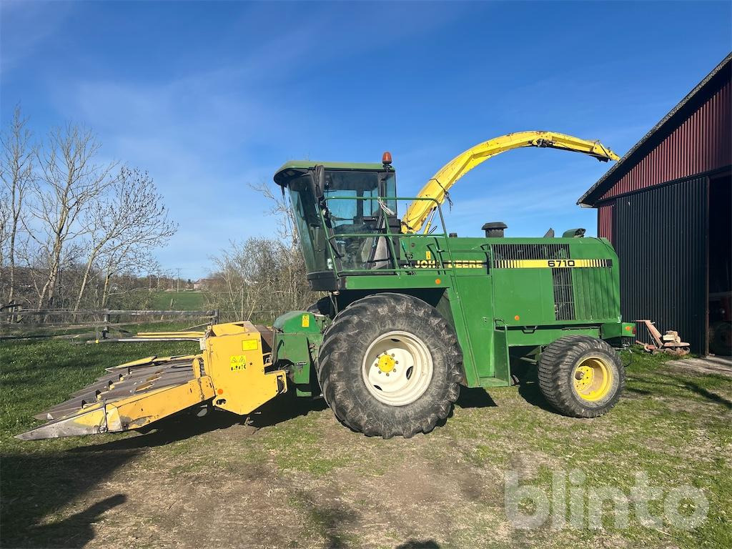 John Deere 6710 - Önjáró szecskázógép: 2 kép. John Deere 6710 - Önjáró szecskázógép: 2 kép.