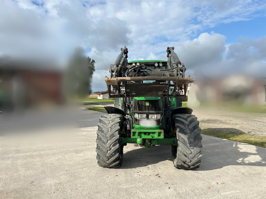 John Deere 6820 - Traktor: 3 kép. John Deere 6820 - Traktor: 3 kép.