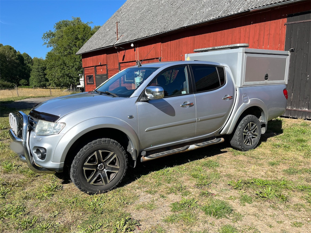 MITSUBISHI L200 Dubbelhytt 2.5 Diesel Aut - Kisteherautó: 1 kép. MITSUBISHI L200 Dubbelhytt 2.5 Diesel Aut - Kisteherautó: 1 kép.