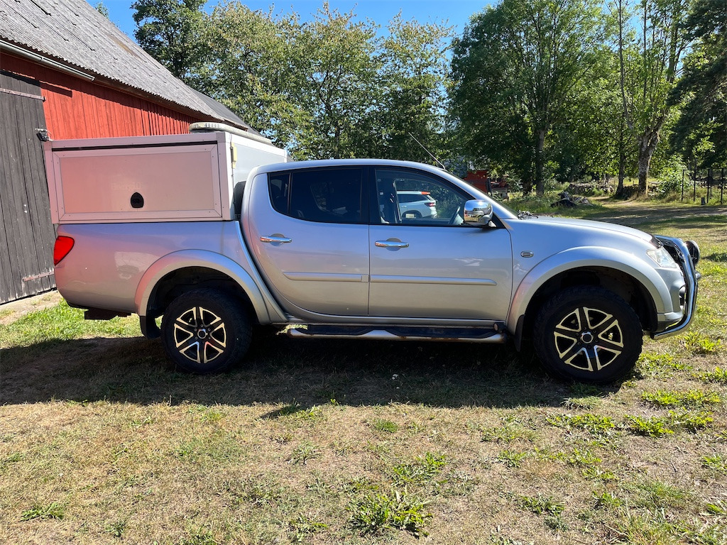 MITSUBISHI L200 Dubbelhytt 2.5 Diesel Aut - Kisteherautó: 4 kép. MITSUBISHI L200 Dubbelhytt 2.5 Diesel Aut - Kisteherautó: 4 kép.
