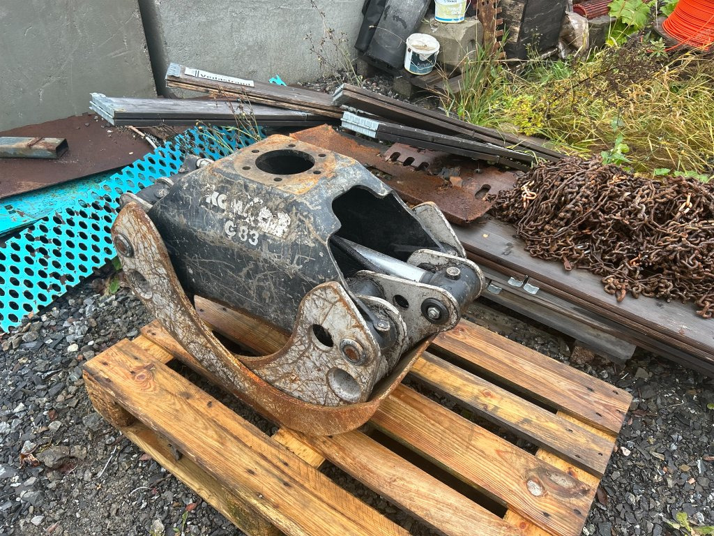 Komatsu g83 - Bálafogó - Erdészeti gép: 1 kép. Komatsu g83 - Bálafogó - Erdészeti gép: 1 kép.