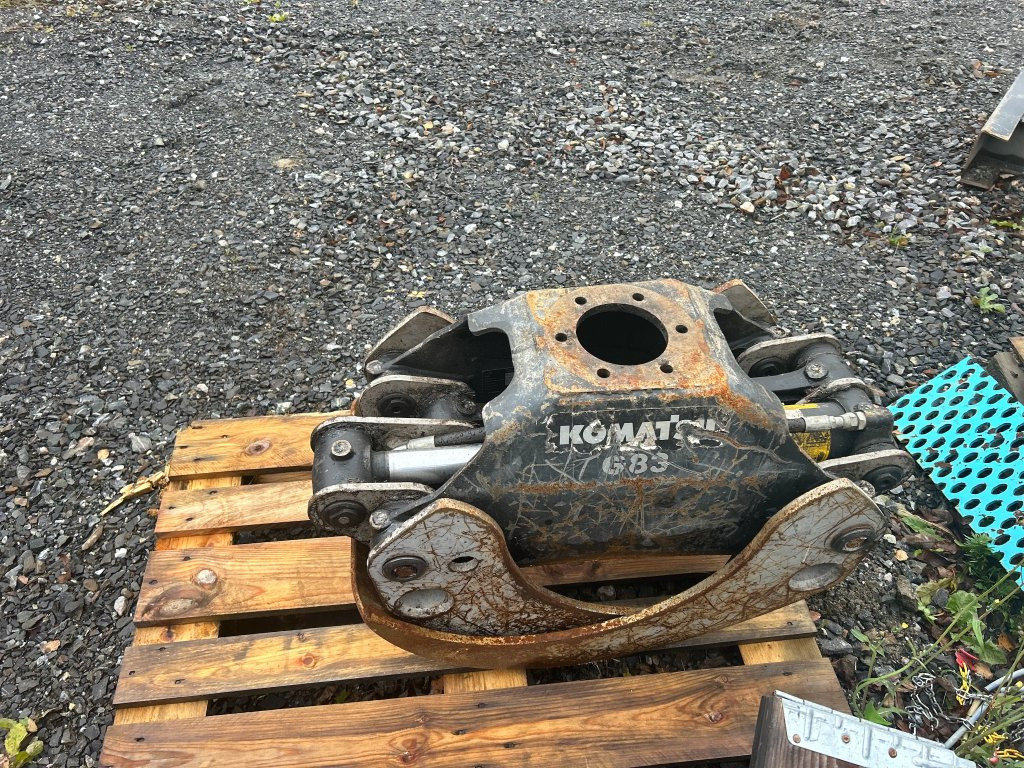Komatsu g83 - Bálafogó - Erdészeti gép: 4 kép. Komatsu g83 - Bálafogó - Erdészeti gép: 4 kép.