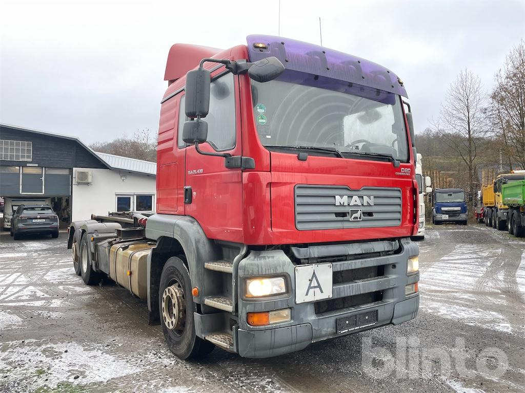 MAN TGA 26.430 (2007) - Horgos rakodó teherautó: 2 kép. MAN TGA 26.430 (2007) - Horgos rakodó teherautó: 2 kép.