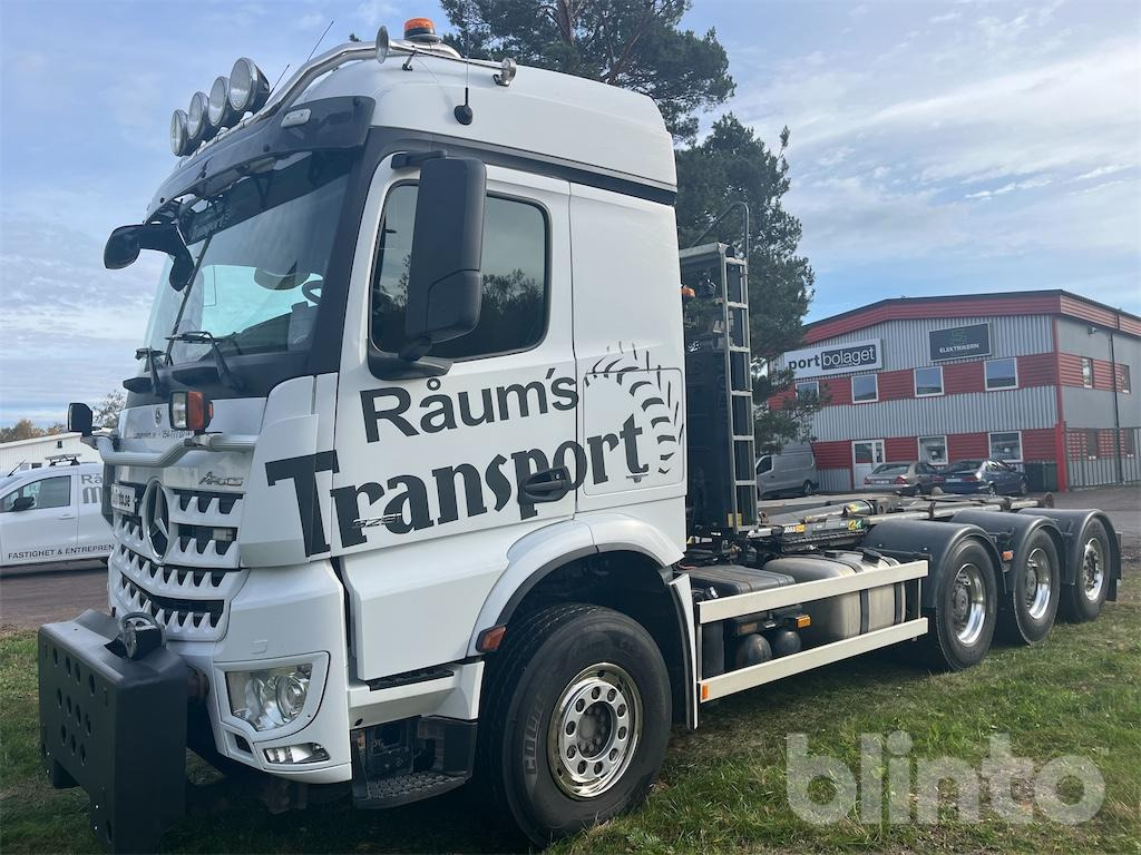 MERCEDES-BENZ Arocs 3251 8x4 - Horgos rakodó teherautó: 3 kép. MERCEDES-BENZ Arocs 3251 8x4 - Horgos rakodó teherautó: 3 kép.