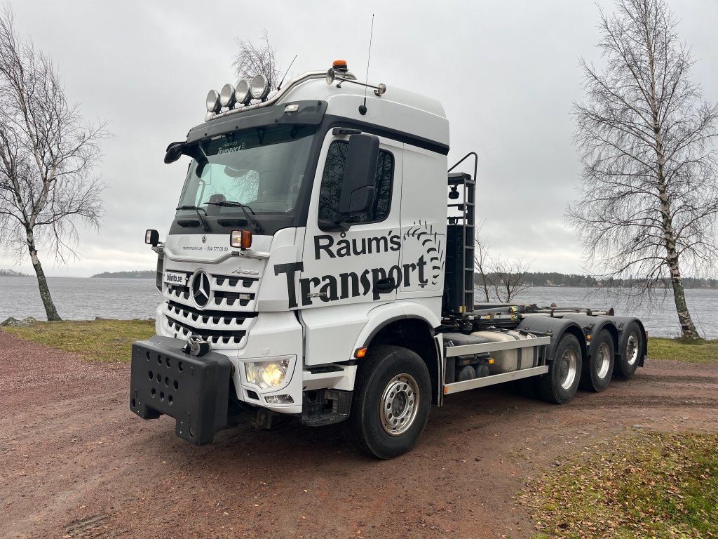 MERCEDES-BENZ Arocs 3251 8x4 - Horgos rakodó teherautó: 1 kép. MERCEDES-BENZ Arocs 3251 8x4 - Horgos rakodó teherautó: 1 kép.