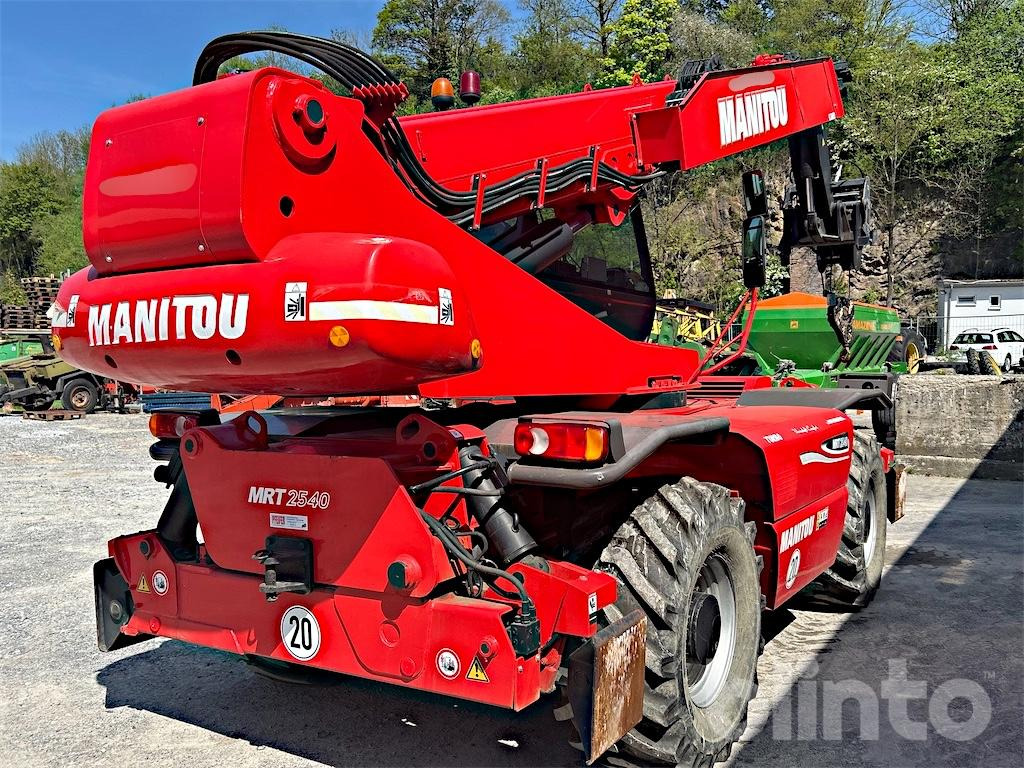 Manitou MRT 2540 Turbo drehbar, mit Seilwinde + Palettengabel - Teleszkópos rakodó: 2 kép. Manitou MRT 2540 Turbo drehbar, mit Seilwinde + Palettengabel - Teleszkópos rakodó: 2 kép.