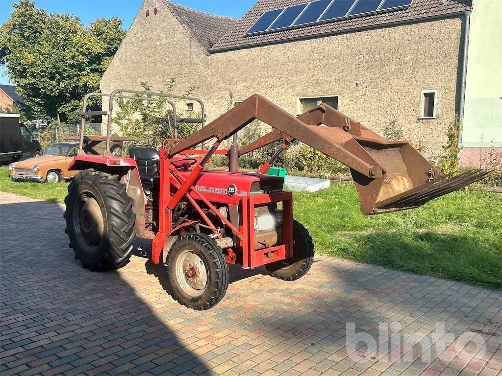 Massey-Ferguson MF 135 (1970) - Kistraktor: 2 kép. Massey-Ferguson MF 135 (1970) - Kistraktor: 2 kép.