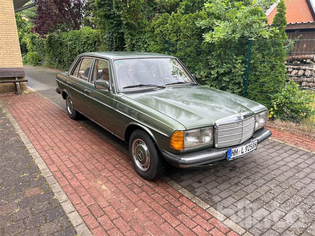 Mercedes-Benz 300 D (1984) - Autó: 2 kép. Mercedes-Benz 300 D (1984) - Autó: 2 kép.