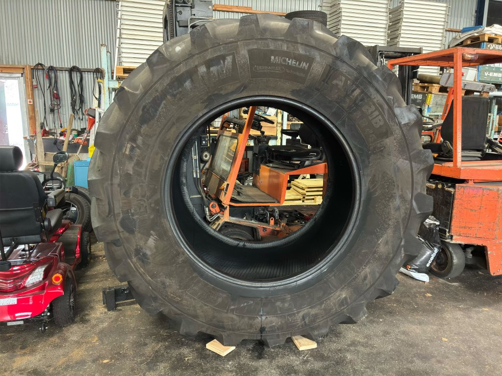 Michelin 900/65R46 - Gumiabroncs - Traktor: 2 kép. Michelin 900/65R46 - Gumiabroncs - Traktor: 2 kép.