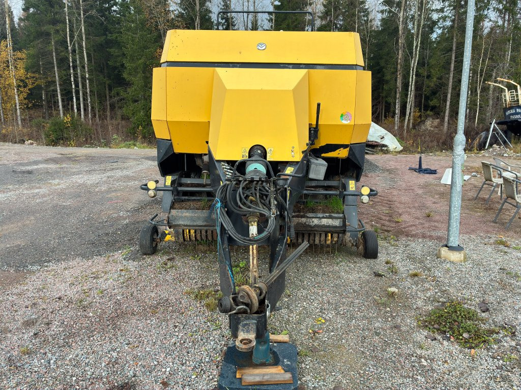 New Holland BB940A - Kocka bálázó: 2 kép. New Holland BB940A - Kocka bálázó: 2 kép.