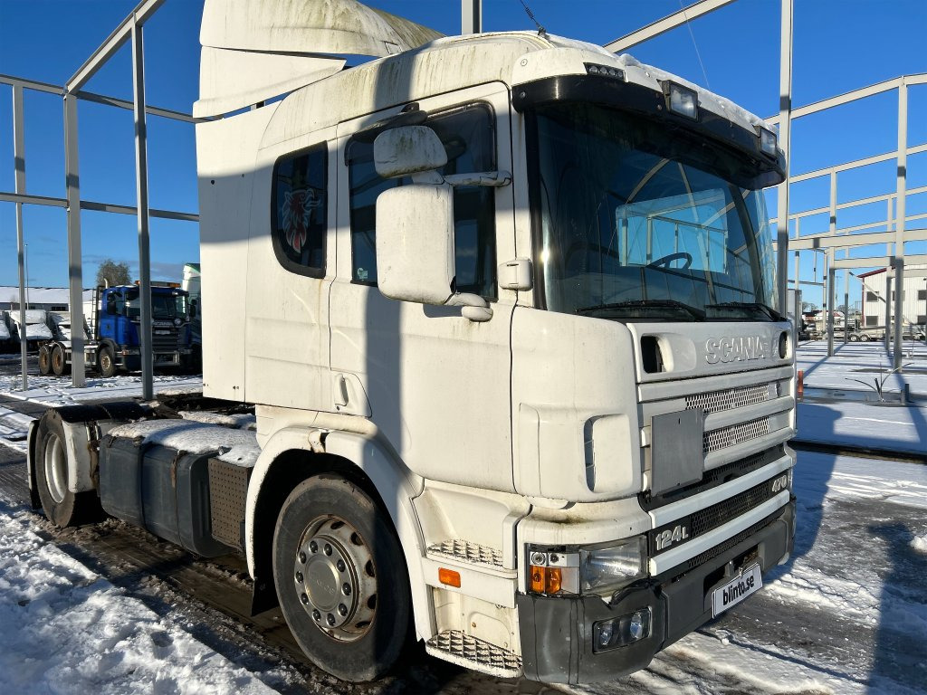 SCANIA P124LA4X2LA360 - Nyergesvontató: 3 kép. SCANIA P124LA4X2LA360 - Nyergesvontató: 3 kép.