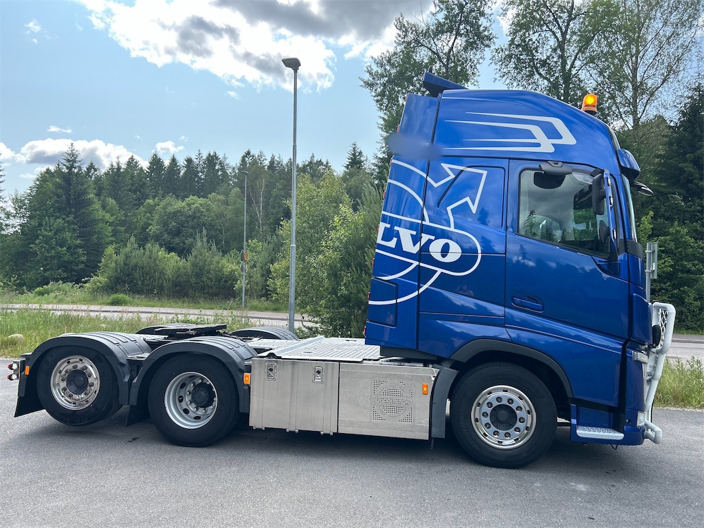VOLVO FH13 540 6*2 - Nyergesvontató: 2 kép. VOLVO FH13 540 6*2 - Nyergesvontató: 2 kép.