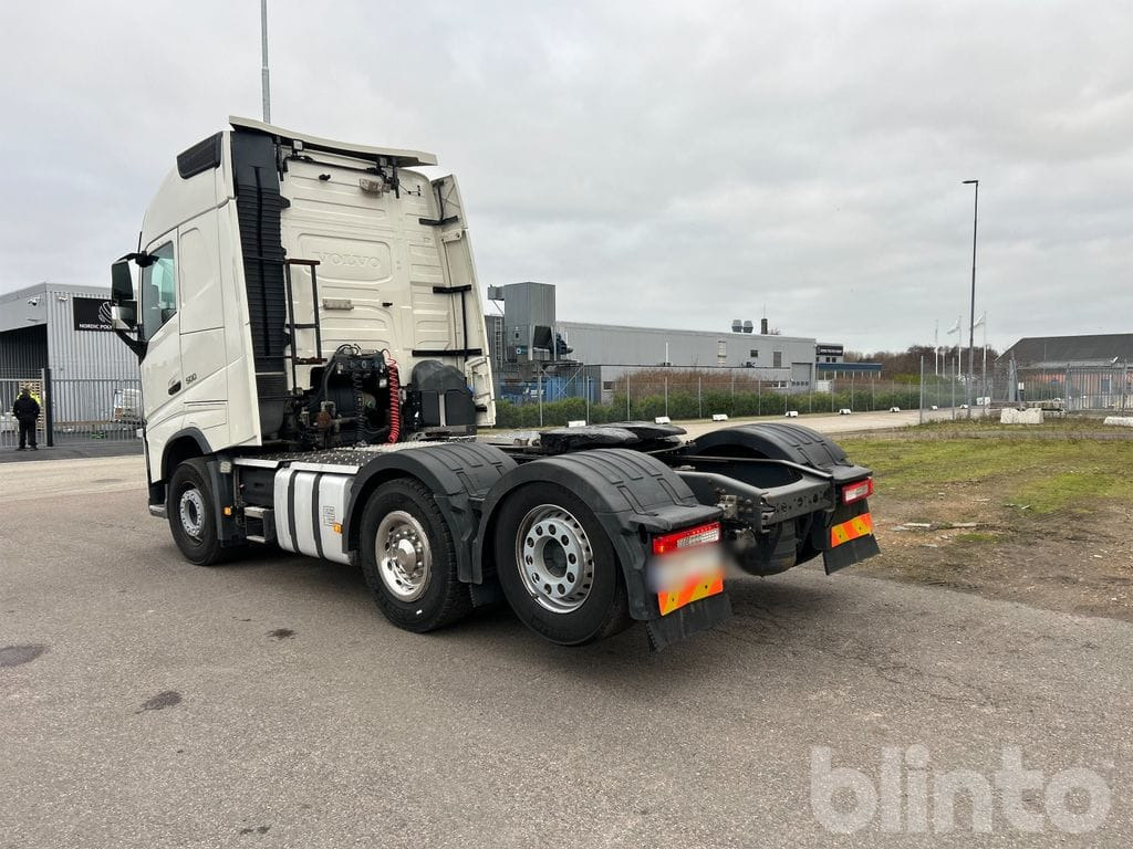 Nyergesvontató VOLVO FH500 6x2: 7 kép.