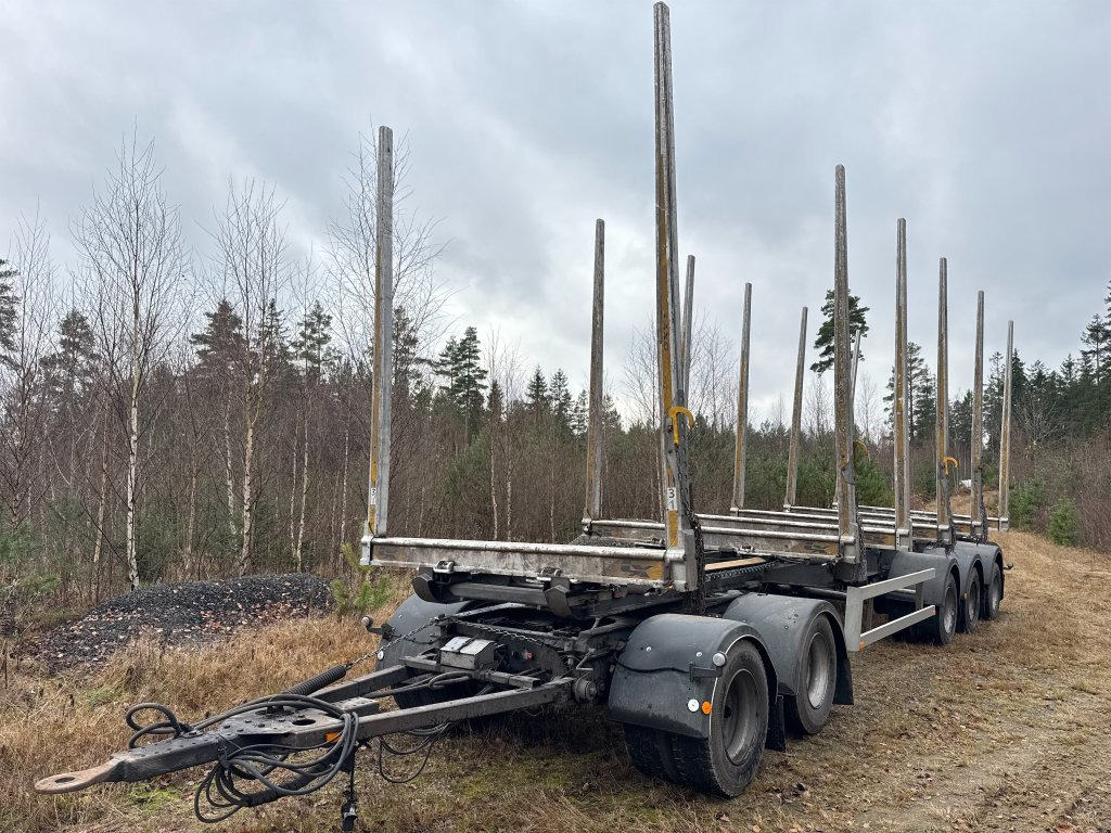 OP HÖGLUNDS TIMMER - Rönkszállító pótkocsi: 1 kép. OP HÖGLUNDS TIMMER - Rönkszállító pótkocsi: 1 kép.