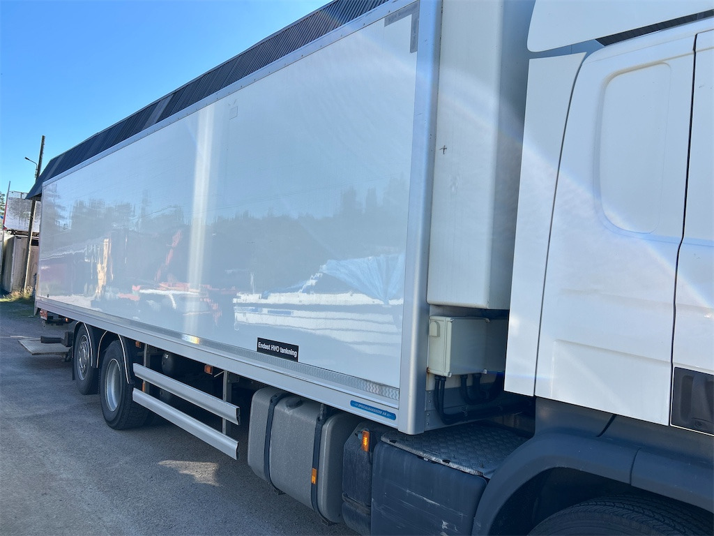 SCANIA P320LB6X2*4MNB - Hőszigetelt teherautó: 2 kép. SCANIA P320LB6X2*4MNB - Hőszigetelt teherautó: 2 kép.