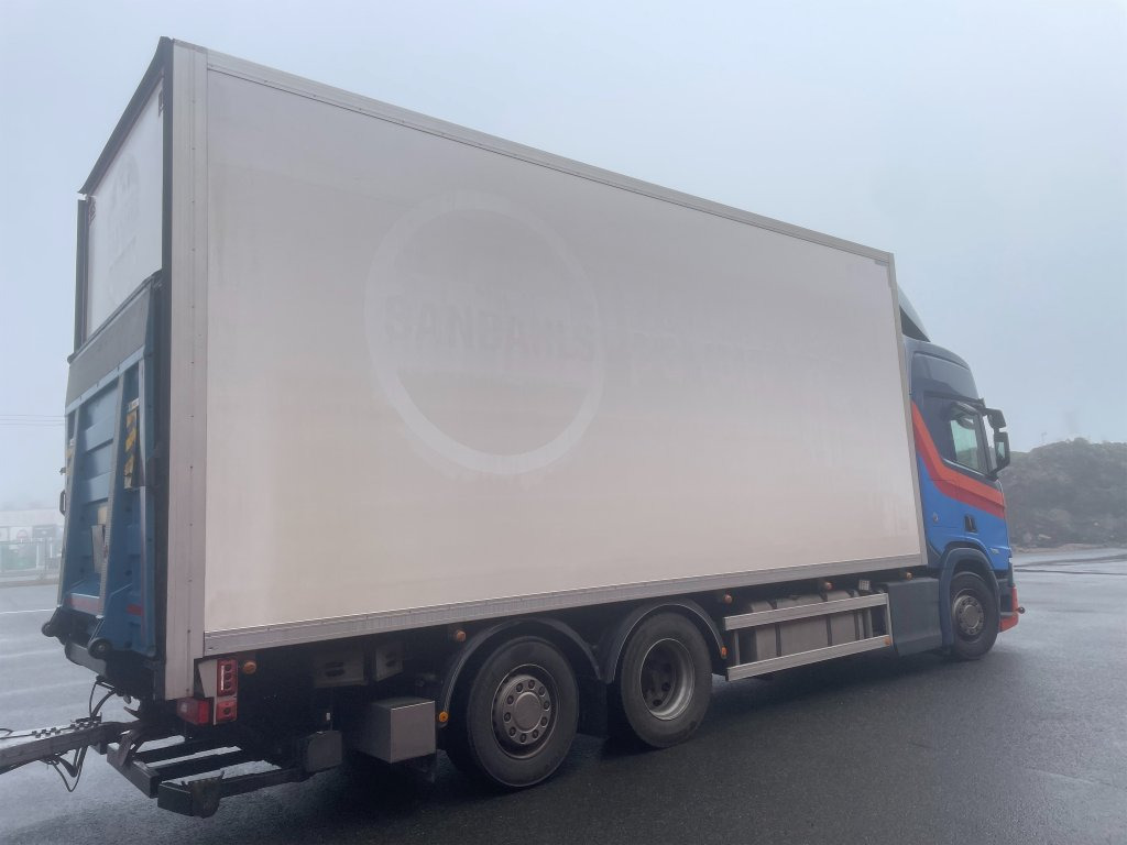 SCANIA R520B6X2*4NB Nextgen - Dobozos felépítményű teherautó: 3 kép. SCANIA R520B6X2*4NB Nextgen - Dobozos felépítményű teherautó: 3 kép.
