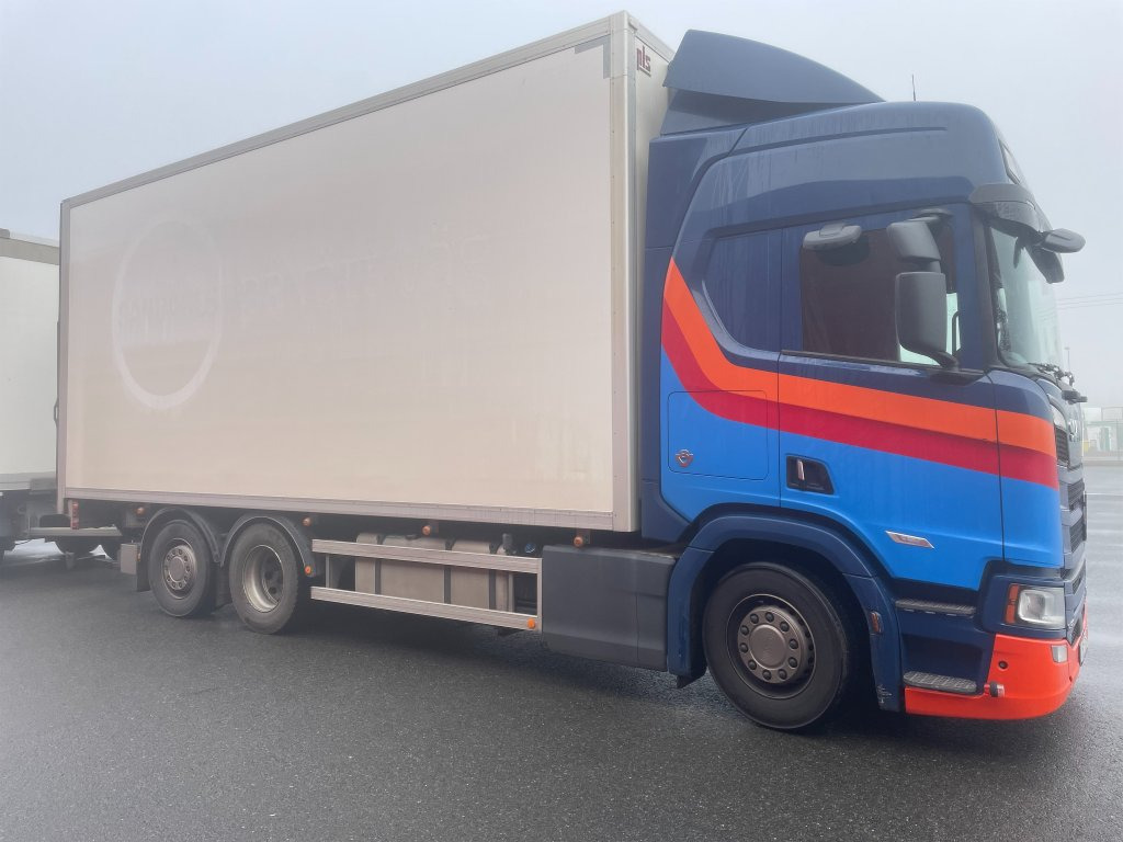 SCANIA R520B6X2*4NB Nextgen - Dobozos felépítményű teherautó: 2 kép. SCANIA R520B6X2*4NB Nextgen - Dobozos felépítményű teherautó: 2 kép.