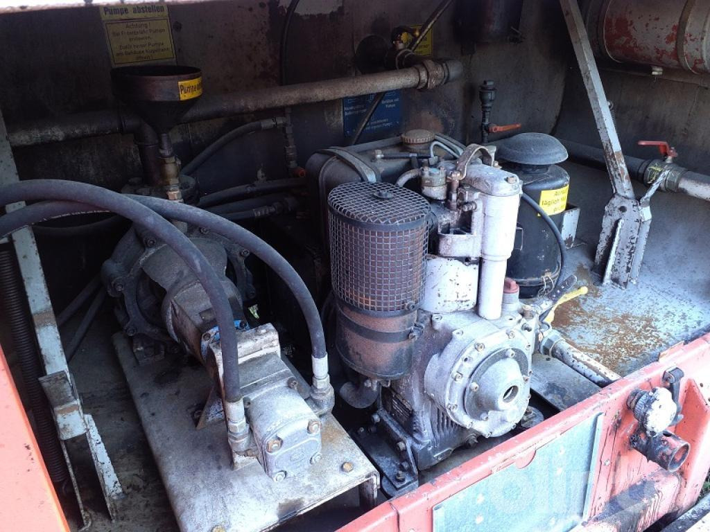 SCHÄFER FELLBACH ST6000T - Szippantó tartálykocsi: 4 kép. SCHÄFER FELLBACH ST6000T - Szippantó tartálykocsi: 4 kép.