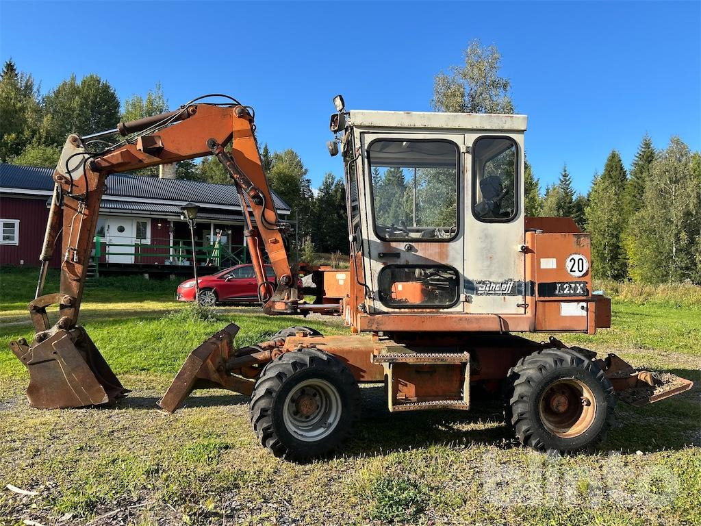 SCHEFF HML 25X - Gumikerekes kotró: 2 kép. SCHEFF HML 25X - Gumikerekes kotró: 2 kép.
