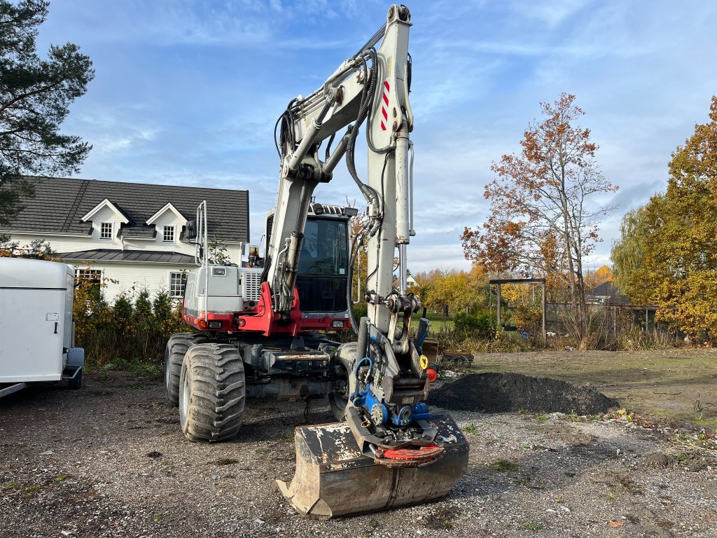 Takeuchi TB175W - Gumikerekes kotró: 3 kép. Takeuchi TB175W - Gumikerekes kotró: 3 kép.