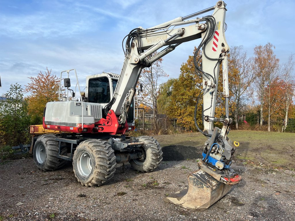Takeuchi TB175W - Gumikerekes kotró: 4 kép. Takeuchi TB175W - Gumikerekes kotró: 4 kép.