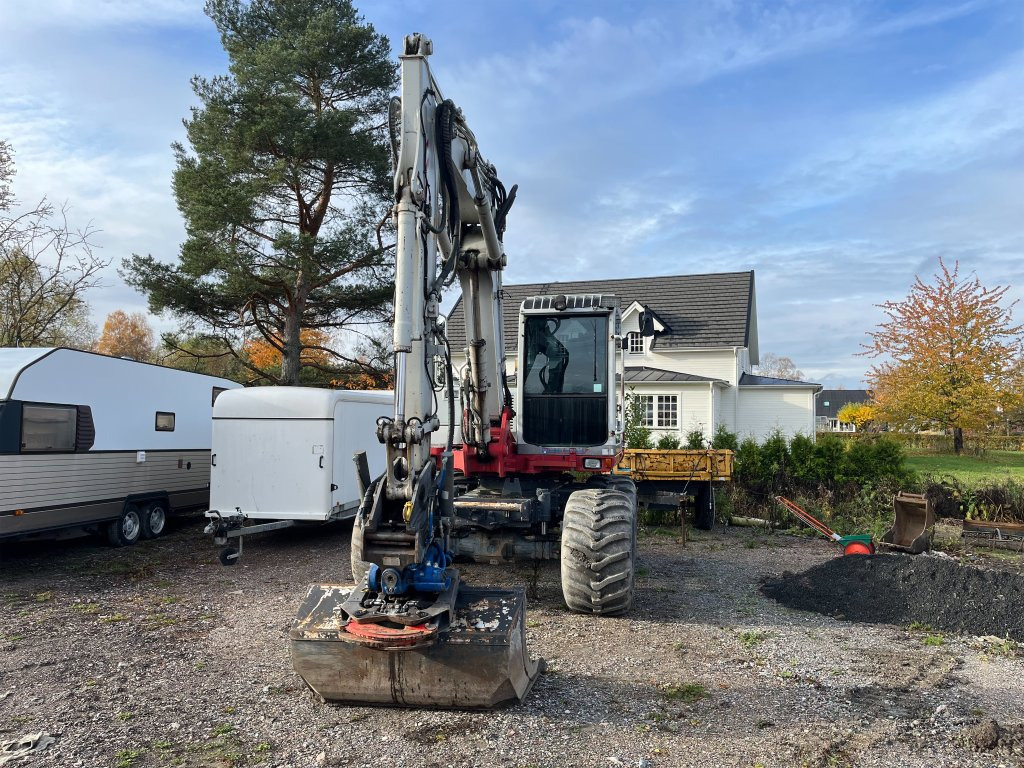 Takeuchi TB175W - Gumikerekes kotró: 2 kép. Takeuchi TB175W - Gumikerekes kotró: 2 kép.
