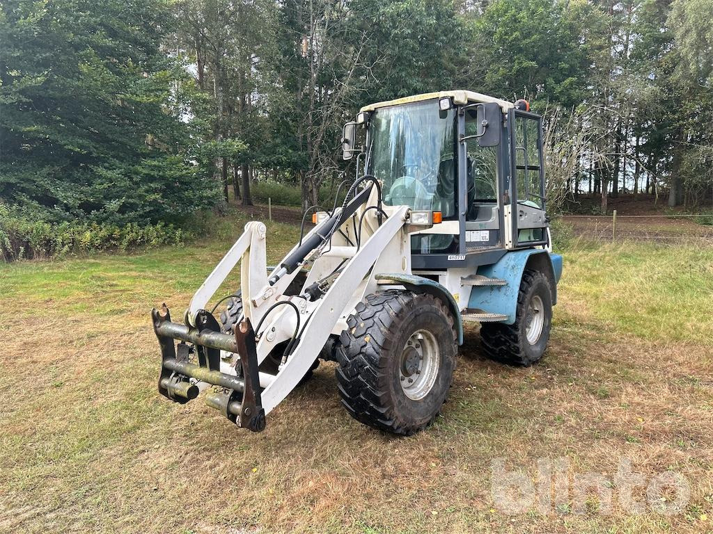 Terex TL80 - 3 Redskap - Gumikerekes homlokrakodó: 2 kép. Terex TL80 - 3 Redskap - Gumikerekes homlokrakodó: 2 kép.