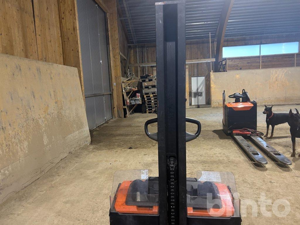 Toyota SWE080L - Emelőtargoncá: 5 kép. Toyota SWE080L - Emelőtargoncá: 5 kép.