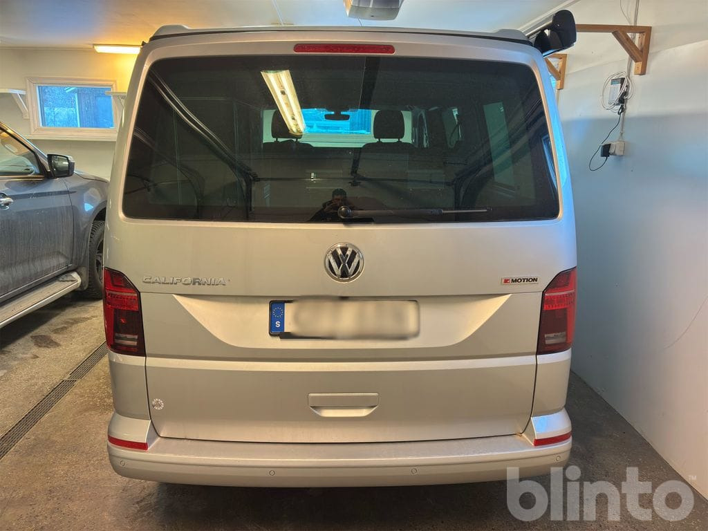 VOLKSWAGEN, VW California Ocean - Kempingautó: 3 kép. VOLKSWAGEN, VW California Ocean - Kempingautó: 3 kép.