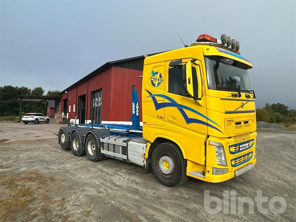 VOLVO FH 540 8*4 tridem - Horgos rakodó teherautó: 2 kép. VOLVO FH 540 8*4 tridem - Horgos rakodó teherautó: 2 kép.