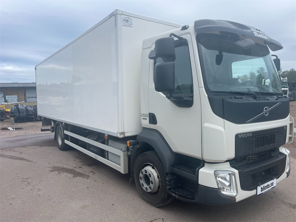 VOLVO FL250 4*2 - Dobozos felépítményű teherautó: 3 kép. VOLVO FL250 4*2 - Dobozos felépítményű teherautó: 3 kép.