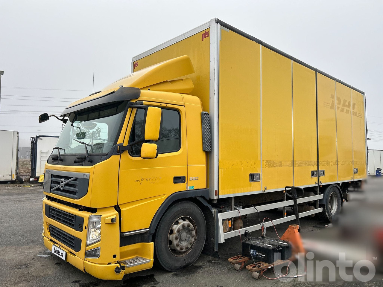 VOLVO FM 330 4X2 - Dobozos felépítményű teherautó: 1 kép. VOLVO FM 330 4X2 - Dobozos felépítményű teherautó: 1 kép.