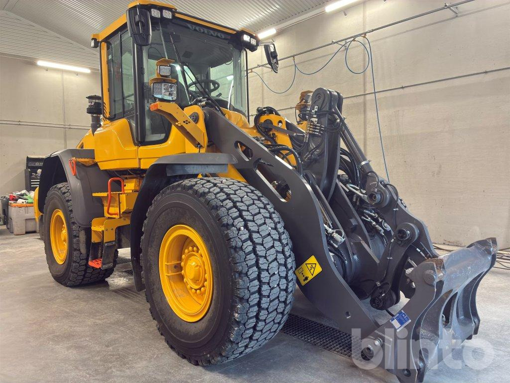 VOLVO L70H2 - Gumikerekes homlokrakodó: 3 kép. VOLVO L70H2 - Gumikerekes homlokrakodó: 3 kép.