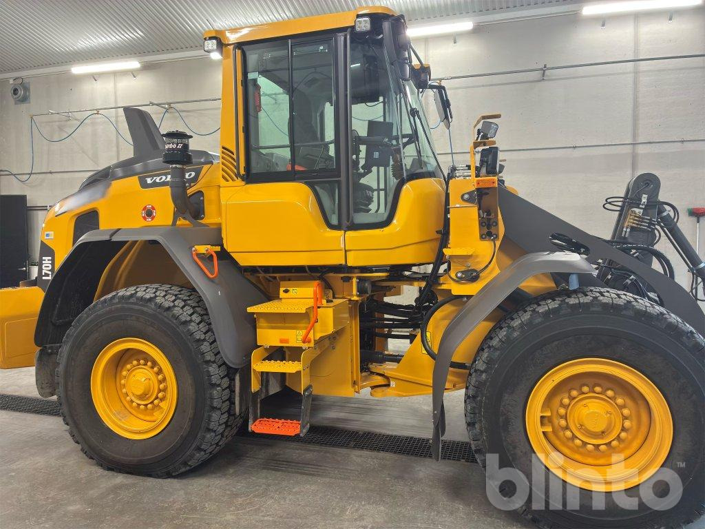 VOLVO L70H2 - Gumikerekes homlokrakodó: 4 kép. VOLVO L70H2 - Gumikerekes homlokrakodó: 4 kép.