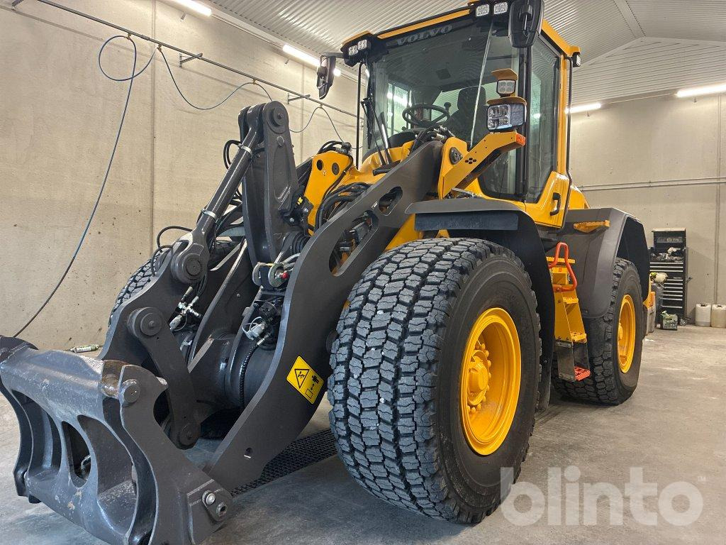 VOLVO L70H2 - Gumikerekes homlokrakodó: 1 kép. VOLVO L70H2 - Gumikerekes homlokrakodó: 1 kép.