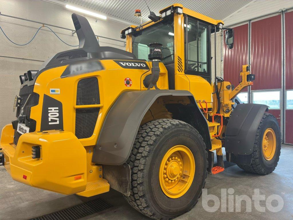 VOLVO L70H2 - Gumikerekes homlokrakodó: 5 kép. VOLVO L70H2 - Gumikerekes homlokrakodó: 5 kép.