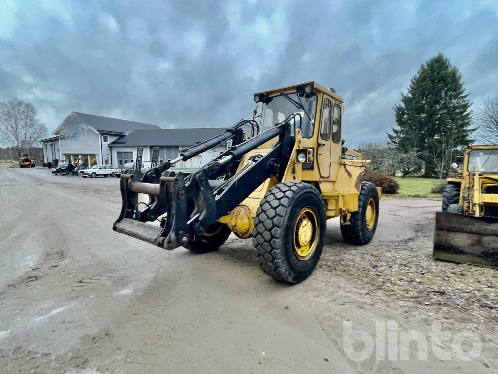 Volvo 4300 - Gumikerekes homlokrakodó: 4 kép. Volvo 4300 - Gumikerekes homlokrakodó: 4 kép.