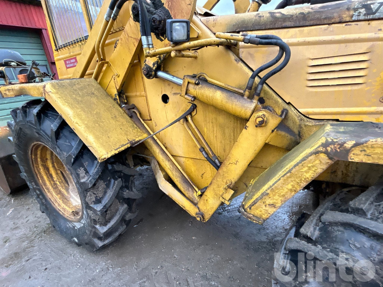 Gumikerekes homlokrakodó Volvo BM LM641: 38 kép.