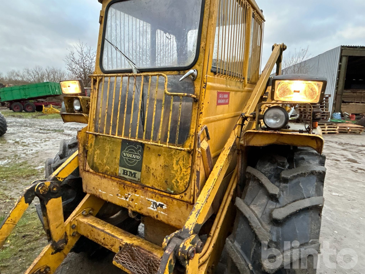 Gumikerekes homlokrakodó Volvo BM LM641: 10 kép.