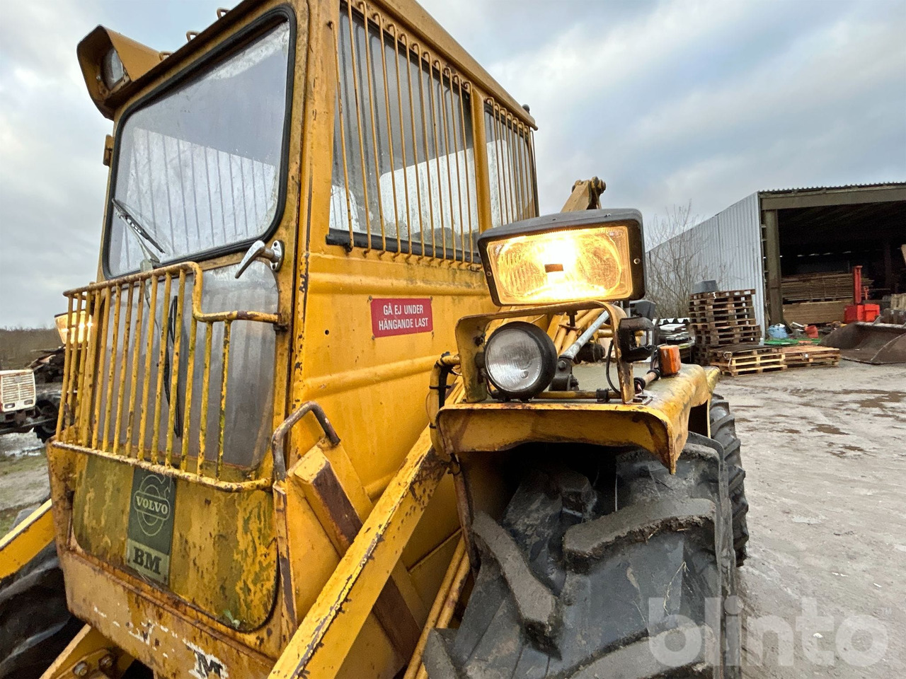 Gumikerekes homlokrakodó Volvo BM LM641: 44 kép.