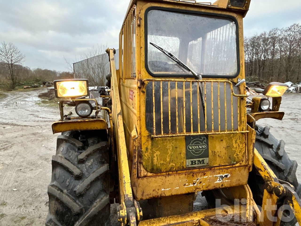 Gumikerekes homlokrakodó Volvo BM LM641: 14 kép.