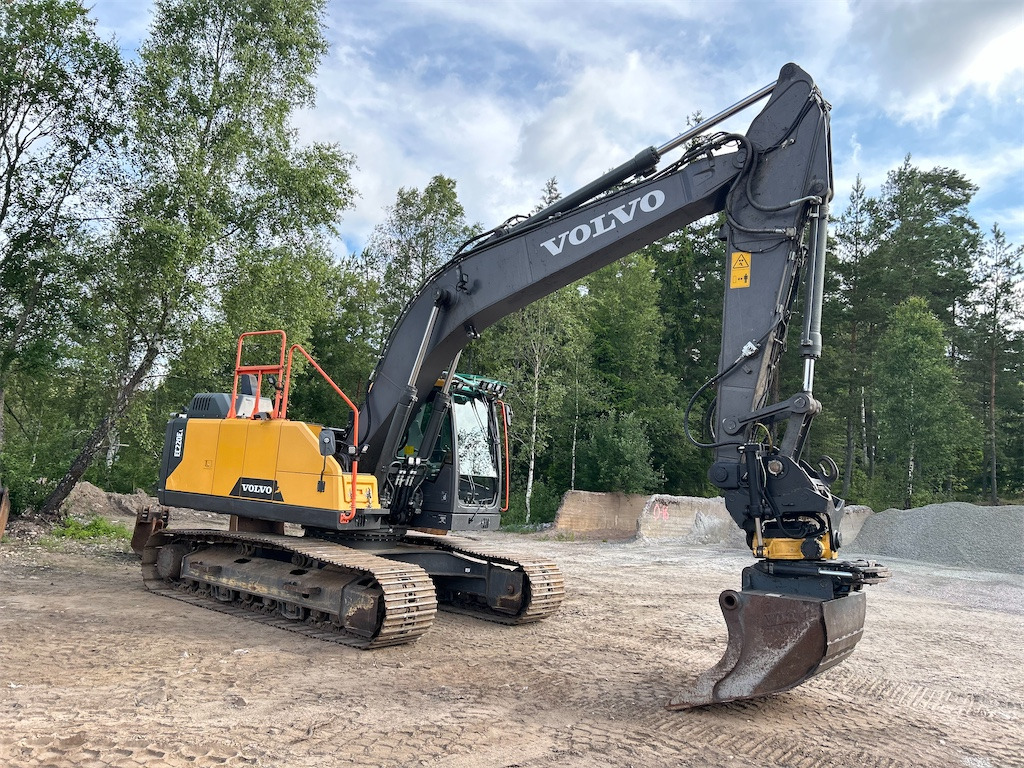 Volvo EC220 EL - Lánctalpas kotró: 2 kép. Volvo EC220 EL - Lánctalpas kotró: 2 kép.