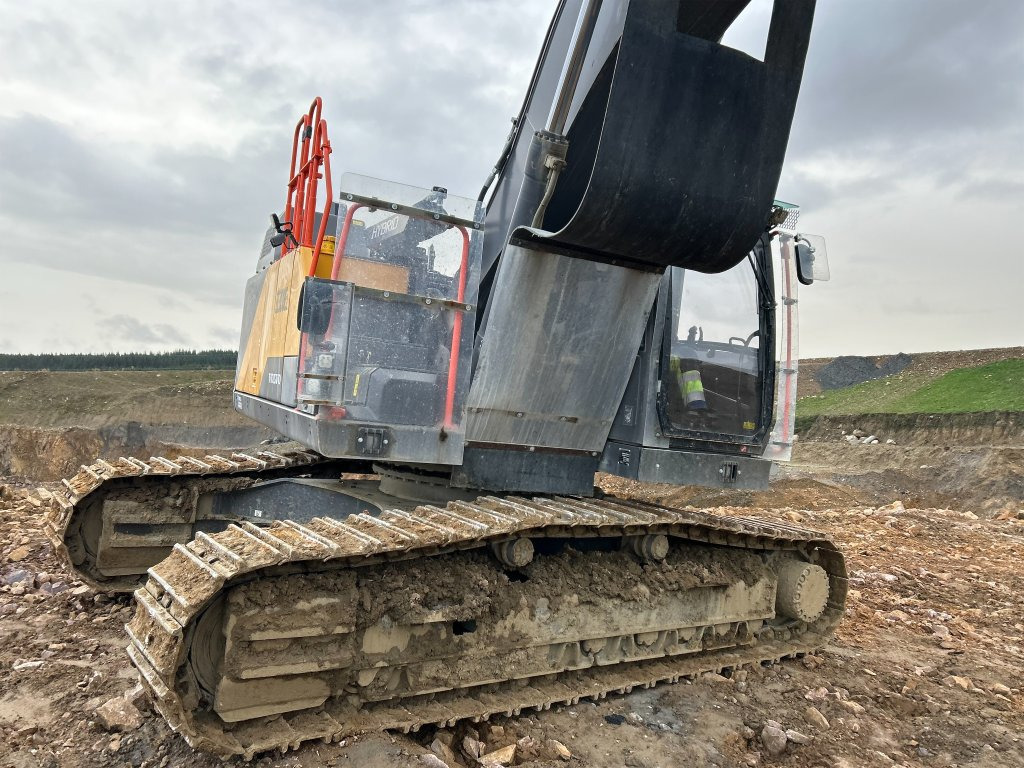 Lánctalpas kotró Volvo EC300EL: 10 kép. Lánctalpas kotró Volvo EC300EL: 10 kép.