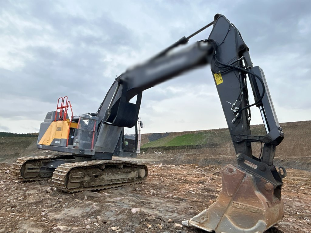 Volvo EC300EL - Lánctalpas kotró: 3 kép. Volvo EC300EL - Lánctalpas kotró: 3 kép.