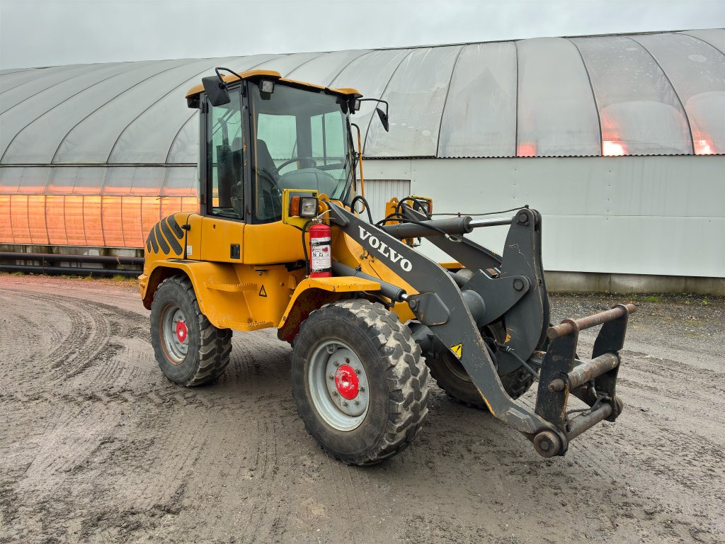 Volvo L-30B-ZX - Gumikerekes homlokrakodó: 3 kép. Volvo L-30B-ZX - Gumikerekes homlokrakodó: 3 kép.