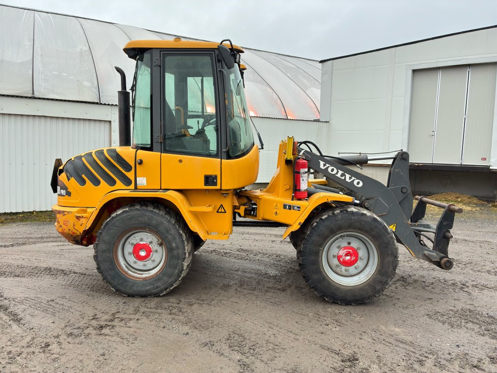 Volvo L-30B-ZX - Gumikerekes homlokrakodó: 4 kép. Volvo L-30B-ZX - Gumikerekes homlokrakodó: 4 kép.